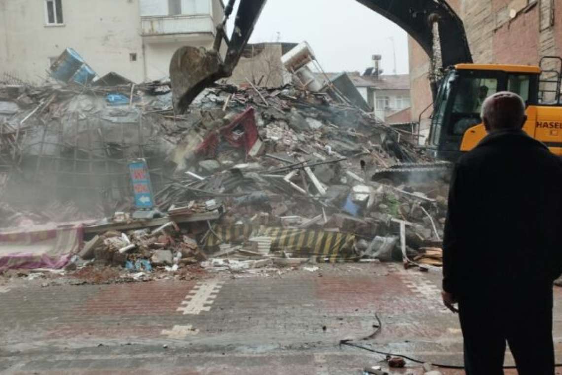 Deprem Enkazından Yol ve Kaldırım