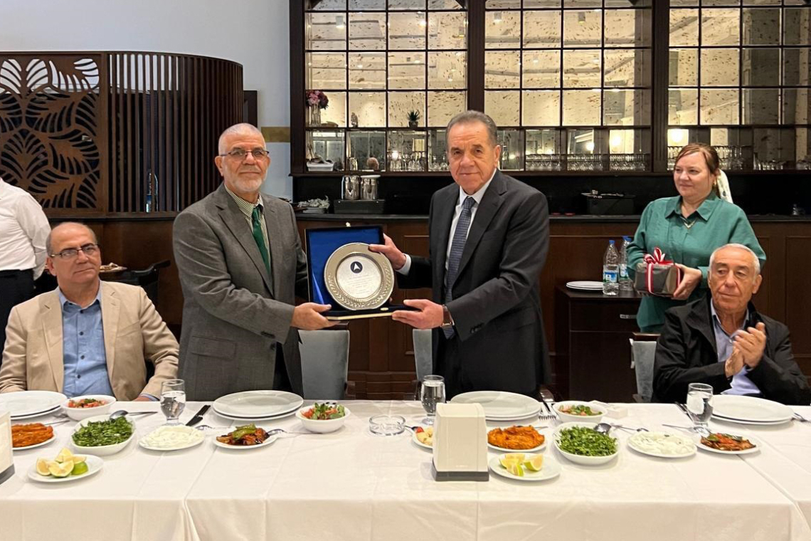 Atakaş'ın Emektar Mühendisi Yıldırım'a Plaket
