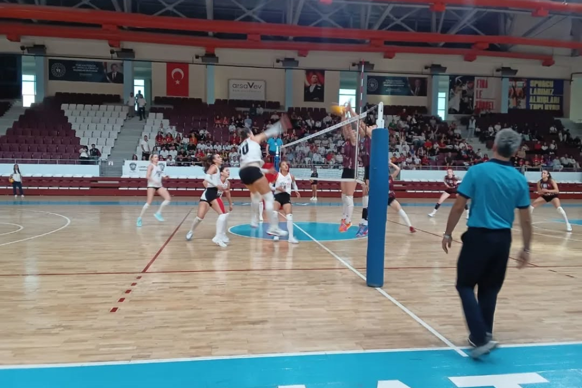 HATAY VOLEYBOLDA LİDERİ GEÇEMEDİ: 1-3