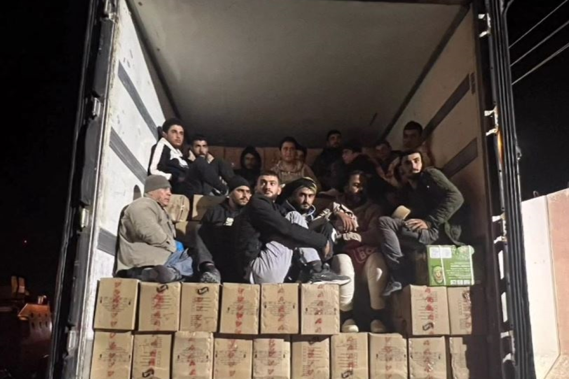 Düzensiz Göçmenler TIR'da Yakalandı
