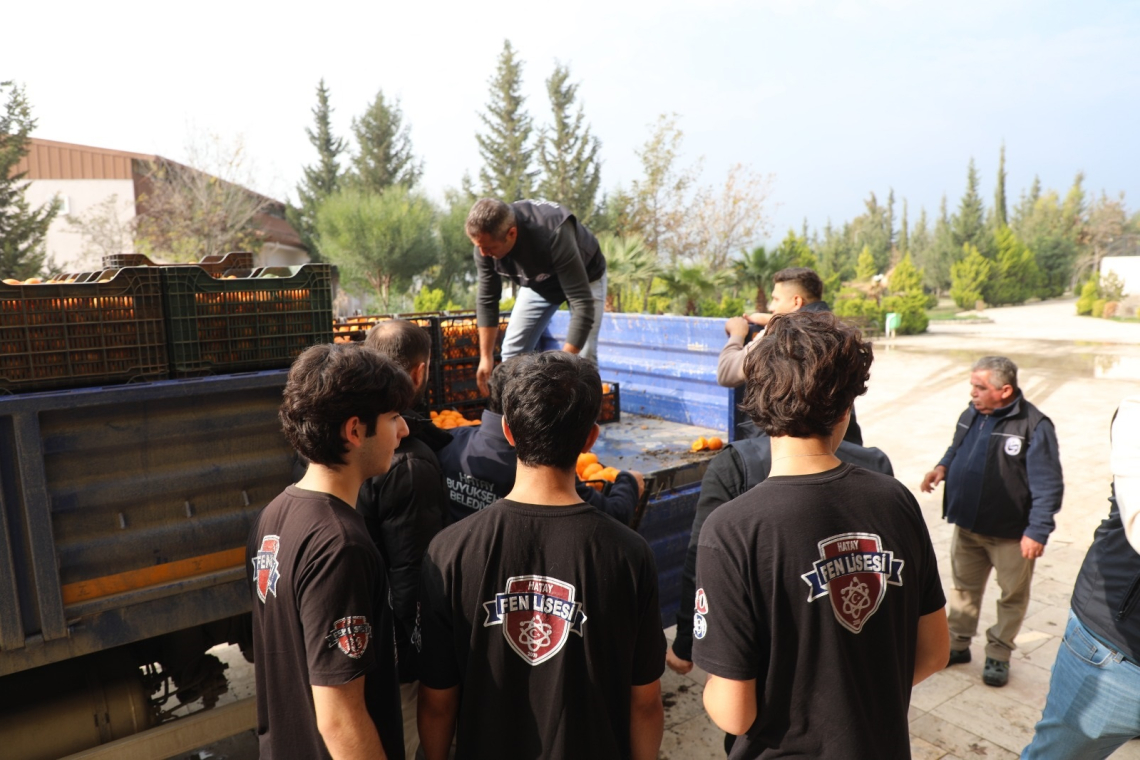 ÖĞRENCİLERE MANDALİNA İKRAMI 