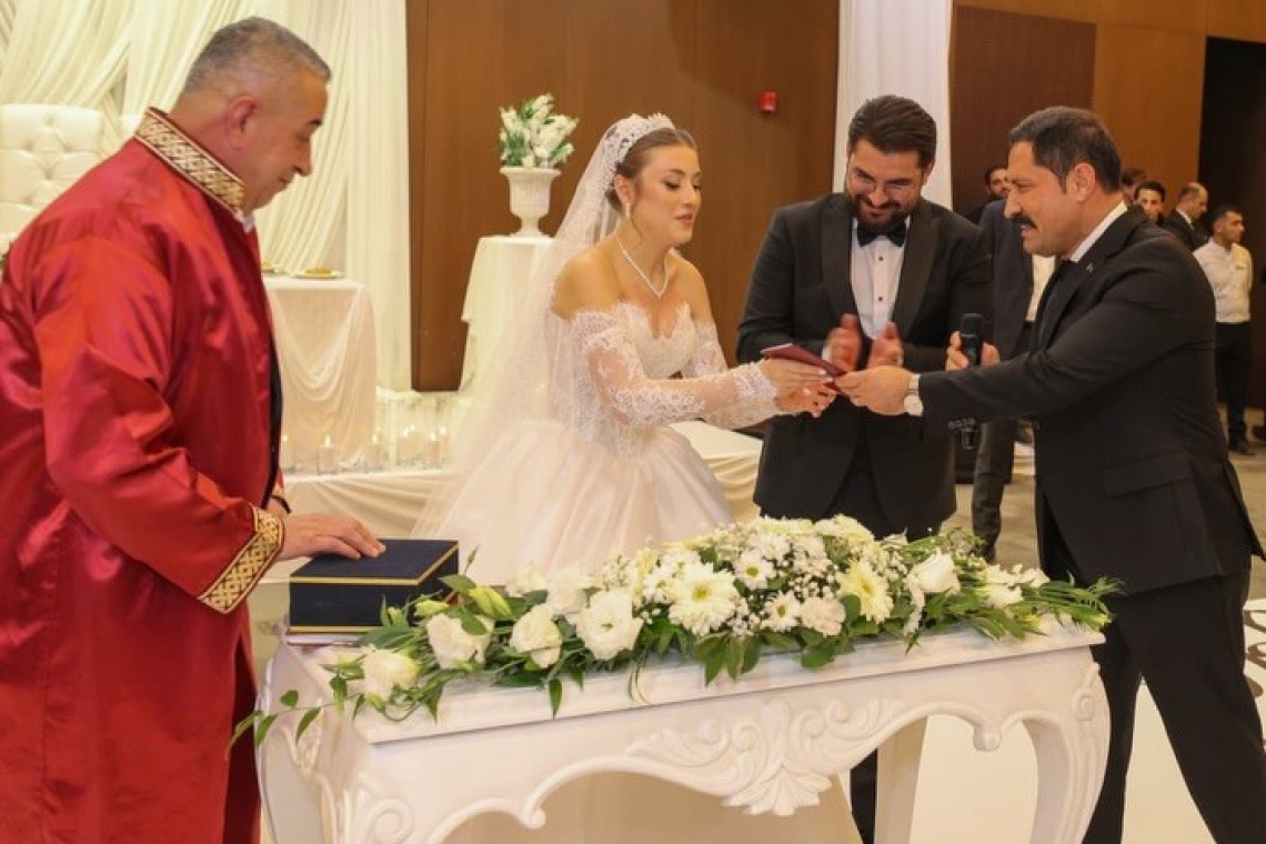 Başkan Yapar'ın oğlu Bekarlığa Veda Etti