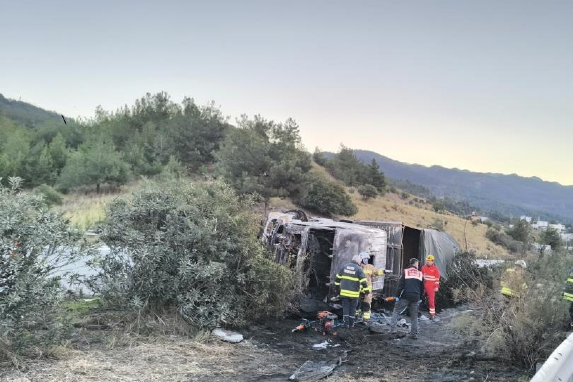 Angusların Taşıdığı TIR Devrildi: 2 Ölü