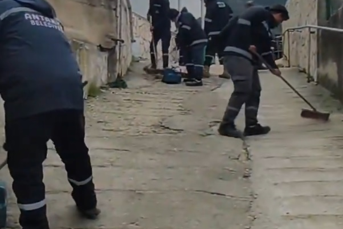 Antakya İzmir Caddesi'nde Temizlik Seferberliği