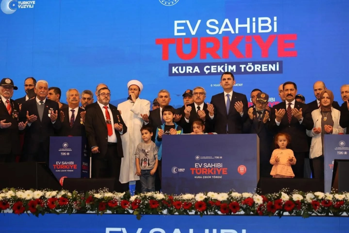 Bakan Kurum, "Hatay'da Afet Konutları Bitti" Derken, Afetzedelerin Gözü Teslim Edilmeyen Konutlarında