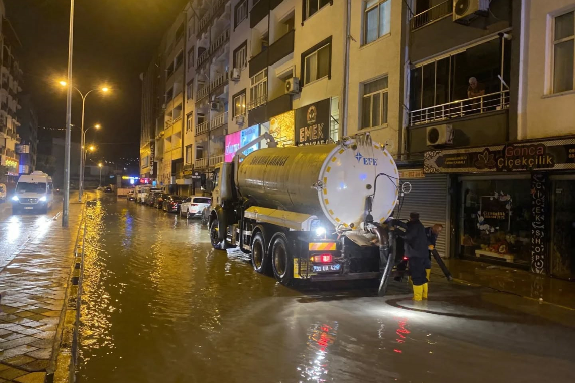 Hatay'da Sağanak Yağış Hayatı Felç Etti
