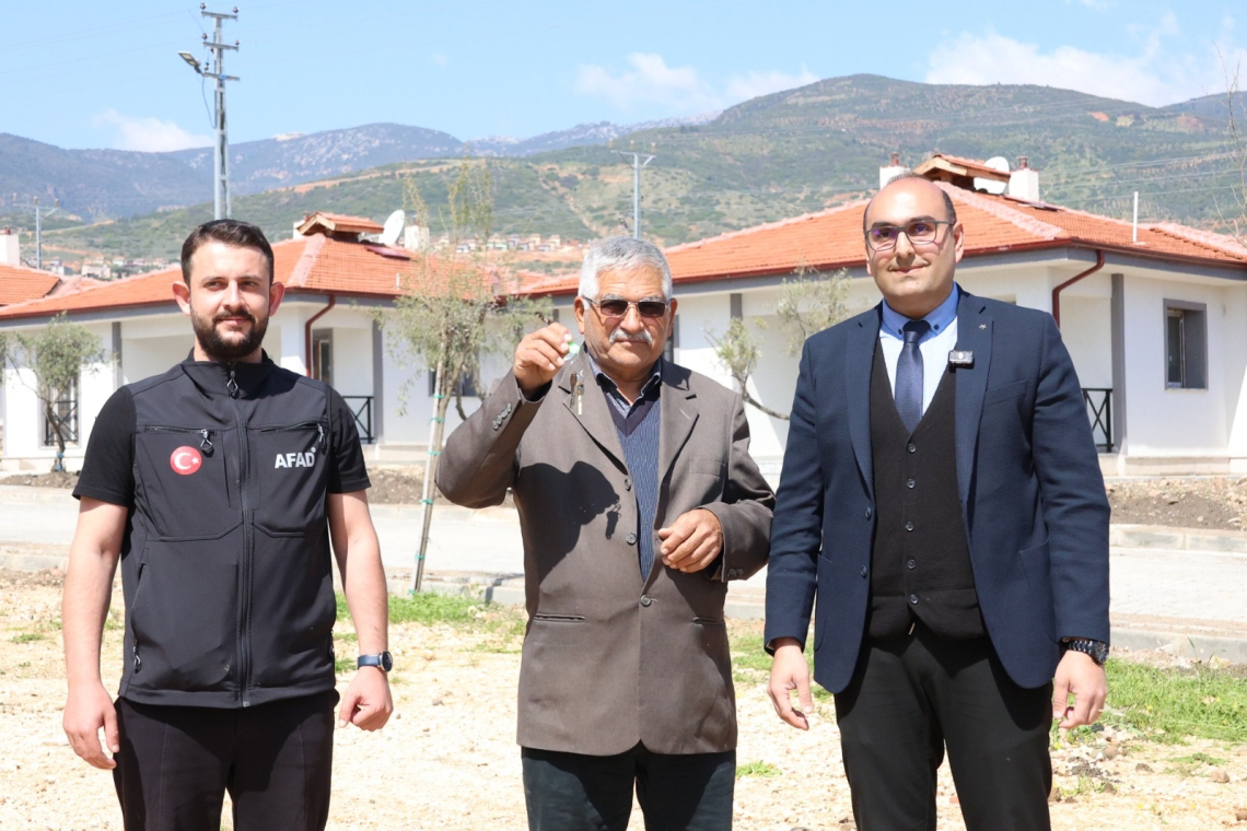 KIRIKHAN KARAMAĞARA’DA KÖY EVLERİ SAHİPLERİNE TESLİM EDİLDİ