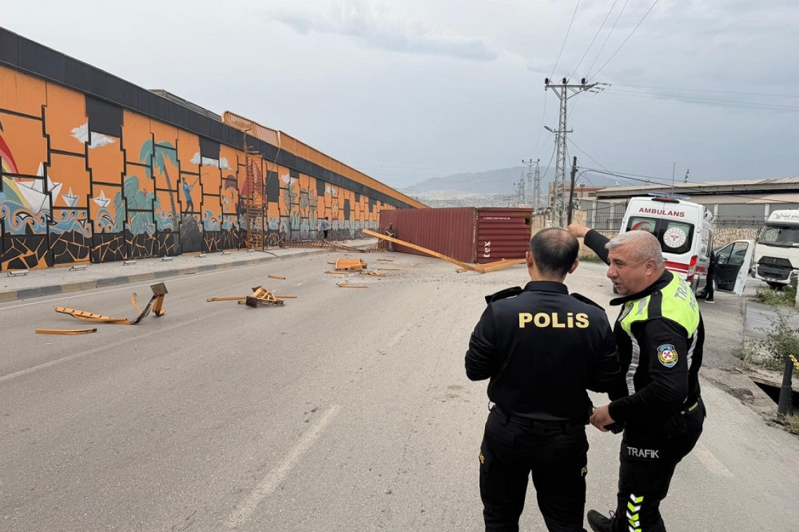 İskenderun'da Fırtına Konteyneri Devirdi