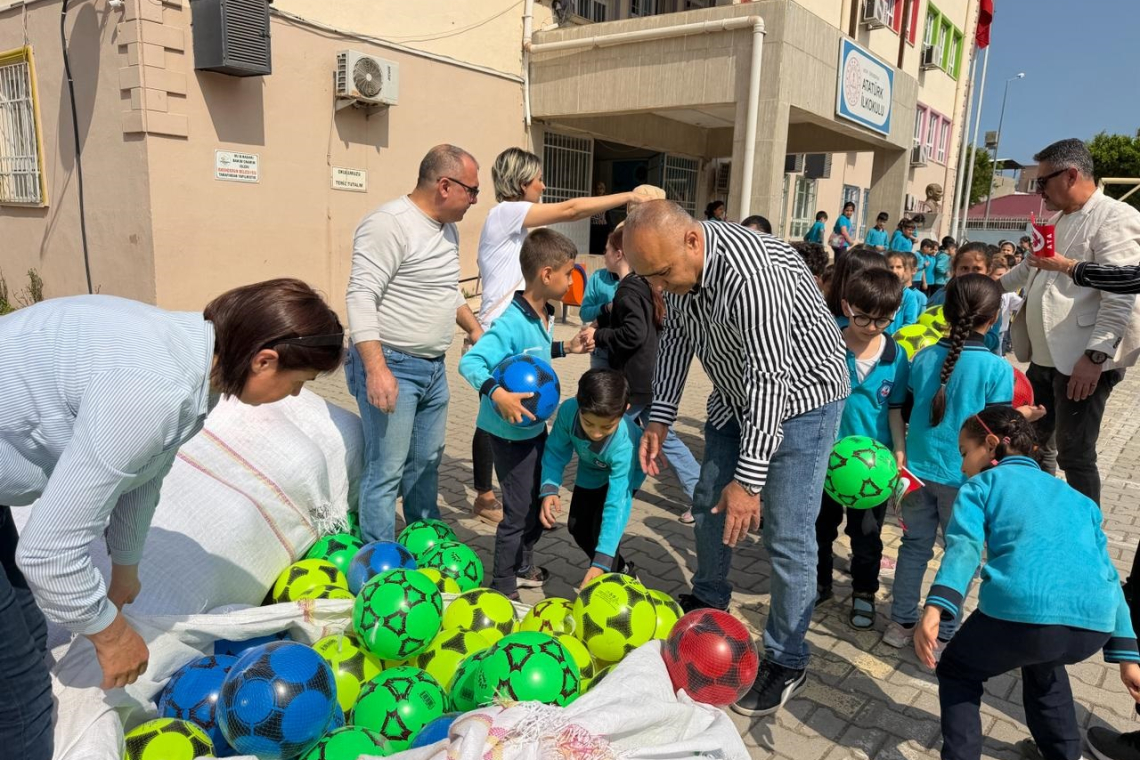 İskenderun'da Çocukların Top Sevinci  