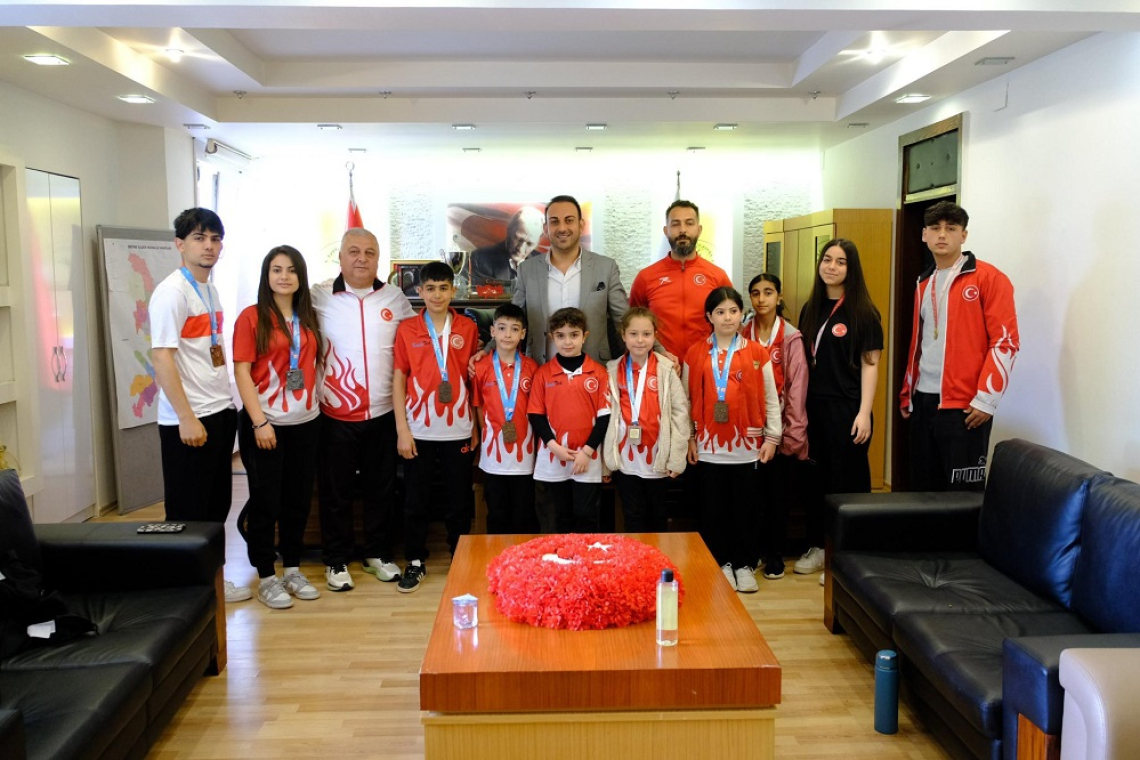 Başkan Özgün'ün Konukları Defneli Karateciler