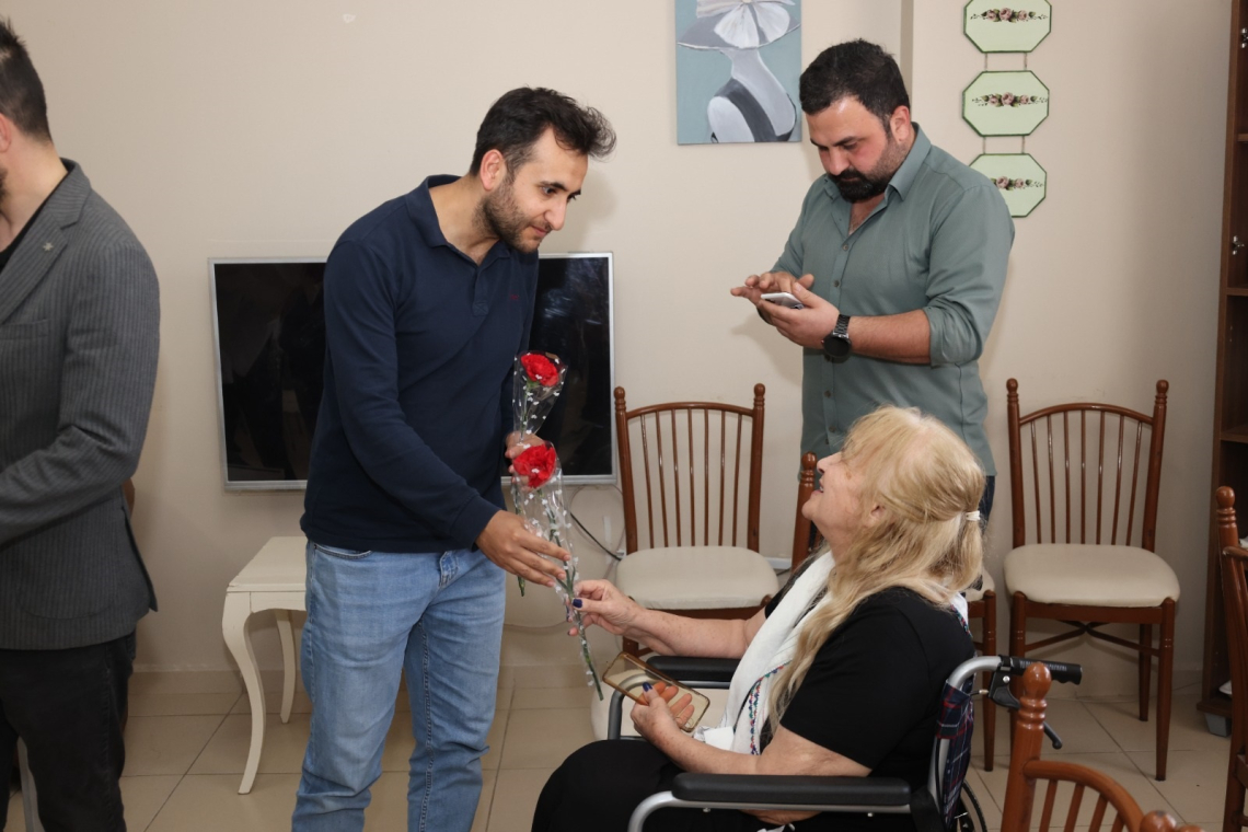 HUZUREVİ’NDEKİ ANNELERE ZİYARET