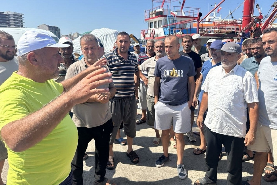 AKARYAKIT MAĞDURU BALIKÇILAR TEKNELERİ DEMİRLEDİ