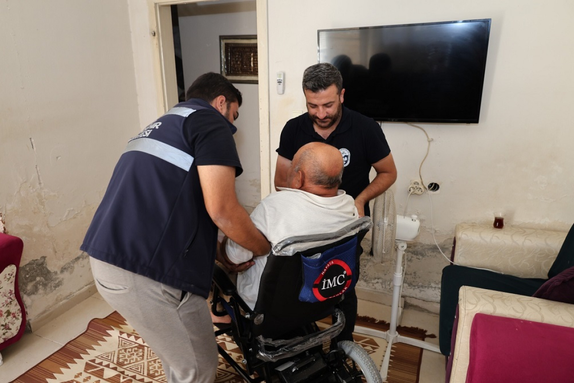 REYHANLI’DA ENGELLİ VATANDAŞA AKÜLÜ TEKERLEKLİ SANDALYE DESTEĞİ