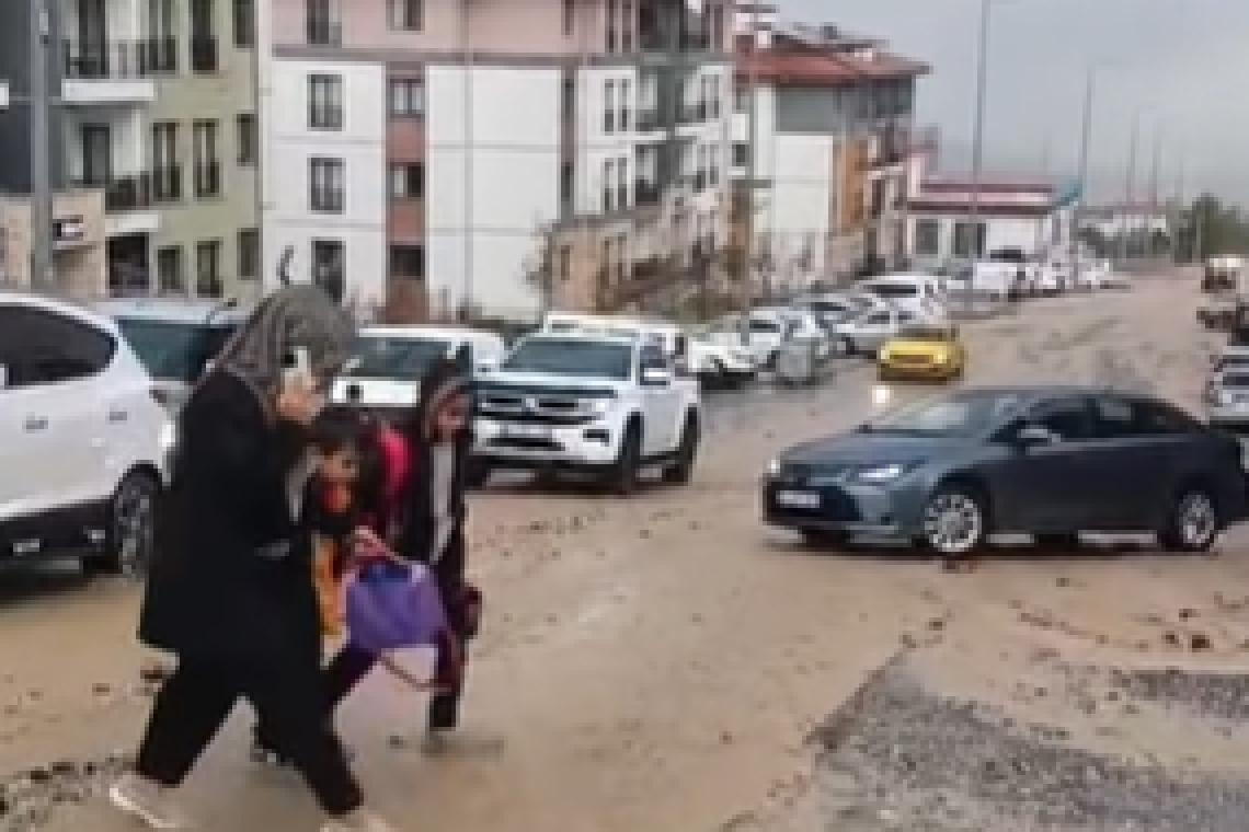 HATAY’DA ETKİLİ YAĞIŞ SARSTI